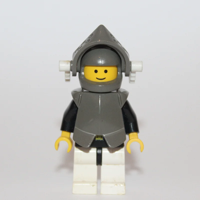 Knight (Breastplate on Blue) - White Legs, White Dragon Plume